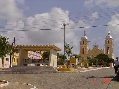 PRAA E IGREJA-FOTO:PATRCIA BEZERRA NUN  - GRAVAT DO IBIAPINA - PE