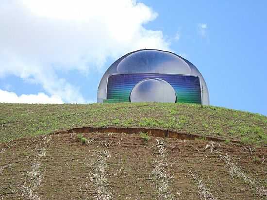 OUT DOOR COM SMBOLO DA TV GLOBO COM MUITA ARTE NUMA MONTANHA EM IPOJUCA-PE-FOTO:WALTER LEITE - IPOJUCA - PE