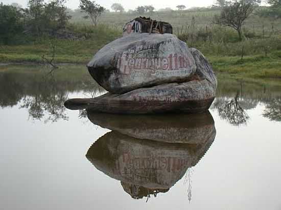 PEDRAS NO LAGO-FOTO:ELIO ROCHA - ITABA - PE
