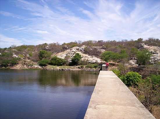 BARRAGEM-FOTO:VIAJANTEBRAZUCA - ITAPETIM - PE