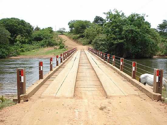 COCOS-BA-PONTE SOBRE O RIO ITAGUARI-FOTO:RMULO HENOK  - COCOS - BA