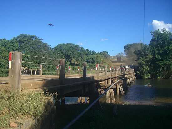 COCOS-BA-PONTE SOBRE O RIO ITAGUARI-FOTO:RMULO HENOK - COCOS - BA