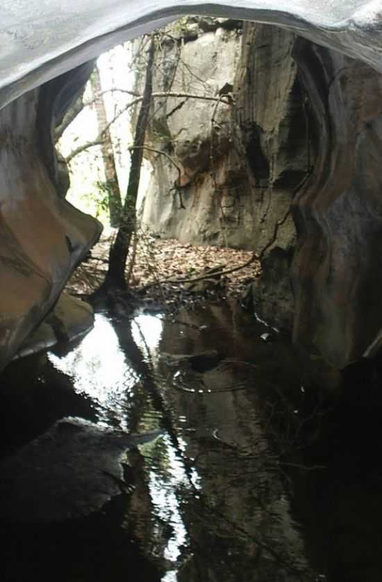 CAVERNAS NA SERRA DE COCOS, POR SAULO VIANA - COCOS - BA