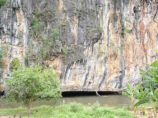 PAREDO DE PEDRA E O RIO ITAGUARI EM COCOS-BA-FOTO:RMULO HENOK - COCOS - BA