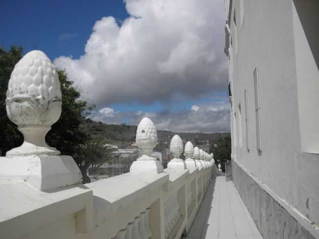 DETALHE DA LATERAL DA IGREJA COM SUAS PINHAS., POR GILZETE GALVO - PANELAS - PE