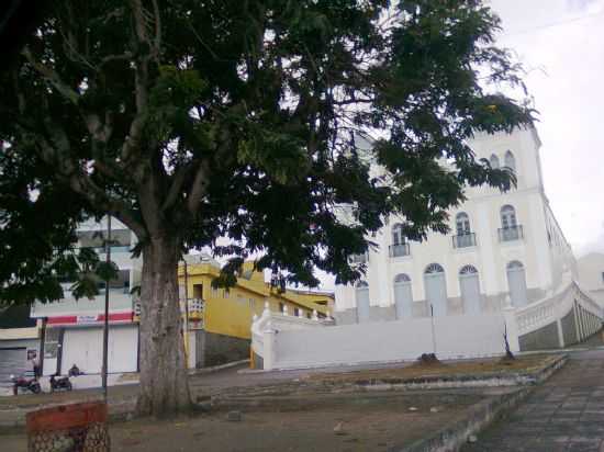 PRAA EM FRENTE  IGREJA MATRIZ, POR GILZETE GALVOL - PANELAS - PE