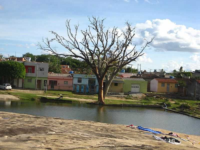 PEDRA-PE-LAGO E A CIDADE-FOTO:LIDA GOES - PEDRA - PE