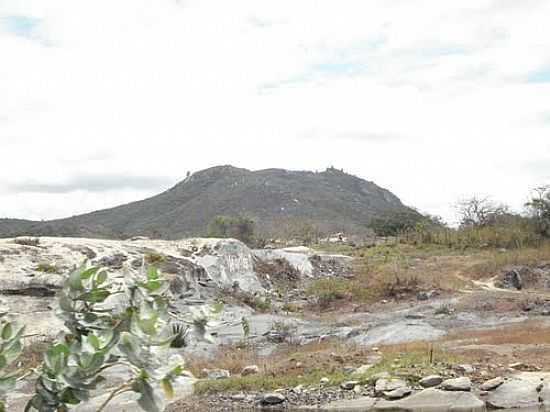 A SERRA E A PEDRA-FOTO:TERESINHA PROTSIO D - POMBOS - PE