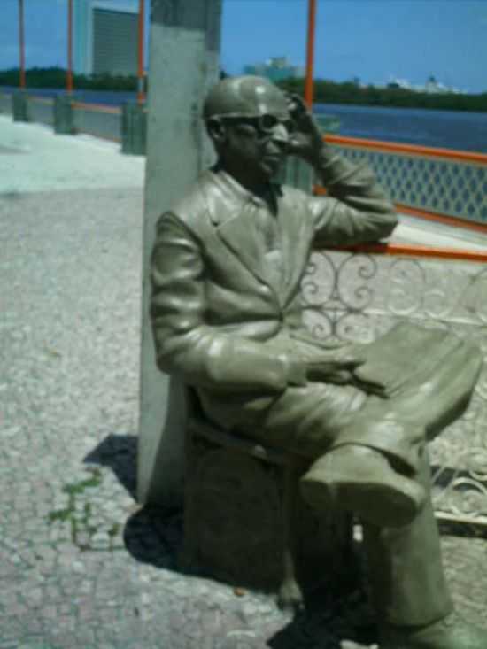 ESCULTURA DO ESCRITOR E POETA, MANUAL BANDEIRA, POR ANTONIO CCERO DA SILVA(GUIA) - RECIFE - PE