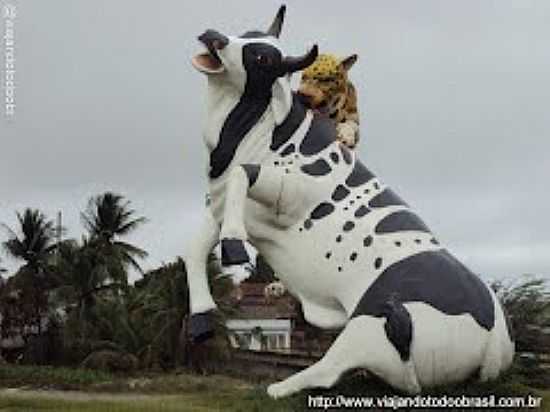 MONUMENTO EM HOMENAGEM AO BOI SURUBIM EM SURUBIM-FOTO:SERGIO FALCETTI - SURUBIM - PE