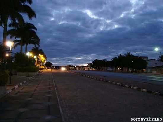 VISTA NOTURNA DA PRAA DE CRISTPOLIS-FOTO:MIZANJOS - CRISTPOLIS - BA