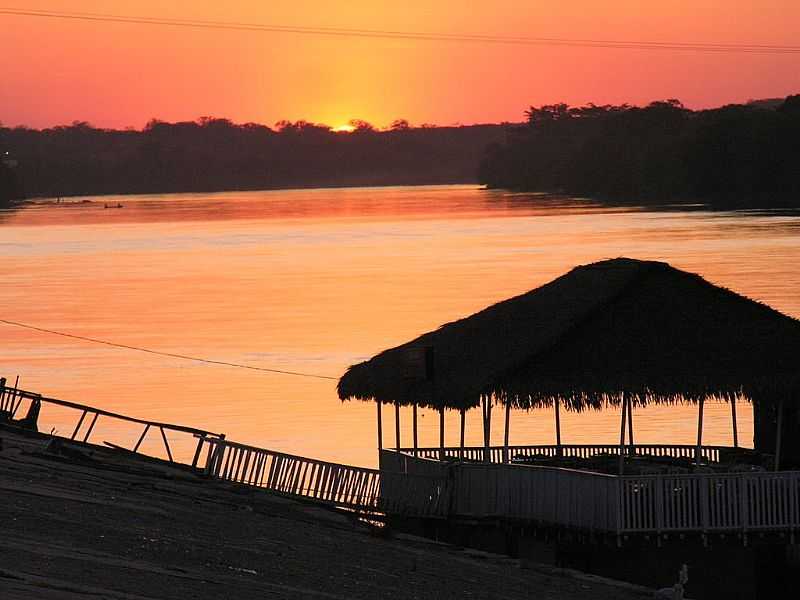 FLORIANO-PI-ENTARDECER E QUIOSQUE NA BEIRA DO RIO-FOTO:WALTERFMOTA - FLORIANO - PI