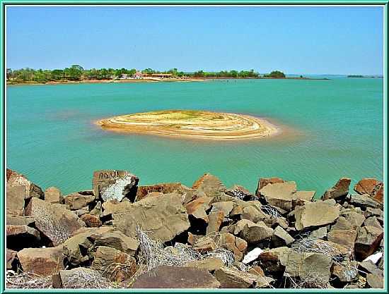 GUADALUPE-PI-PEQUENA ILHA NA ORLA DA CIDADE-FOTO:AGAMENON PEDROSA RIBEIRO - GUADALUPE - PI