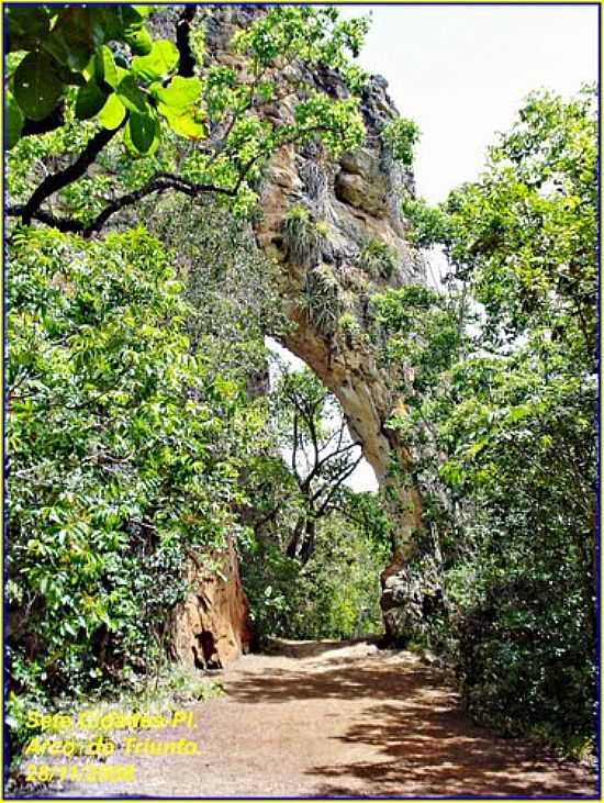 ARCO DO TRIUNFO NO PARQUE NACIONAL EM PIRIPIRI-PI-FOTO:WLUIZ - PIRIPIRI - PI