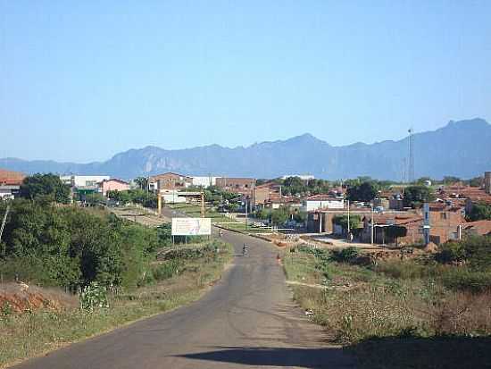 ENTRADA DA CIDADE COM A SERRA AO FUNDO EM DOM BASLIO-BA-FOTO:PAULO ANTONIO - DOM BASLIO - BA