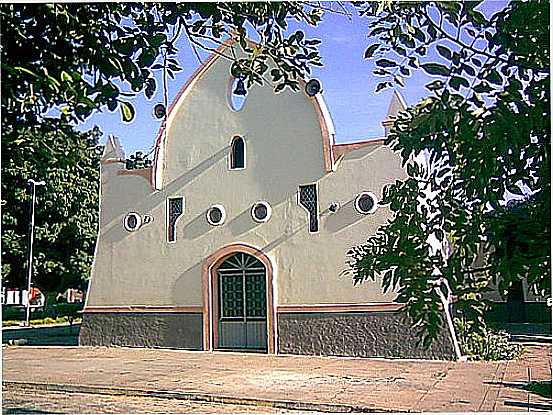IGREJA EM RIBEIRO GONALVES FOTO POR FLAVIO CIPRIANO - RIBEIRO GONALVES - PI