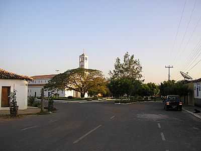 PRAA E IGREJA-FOTO:ANTONIO JOO BOTREL  - SANTA LUZ - PI