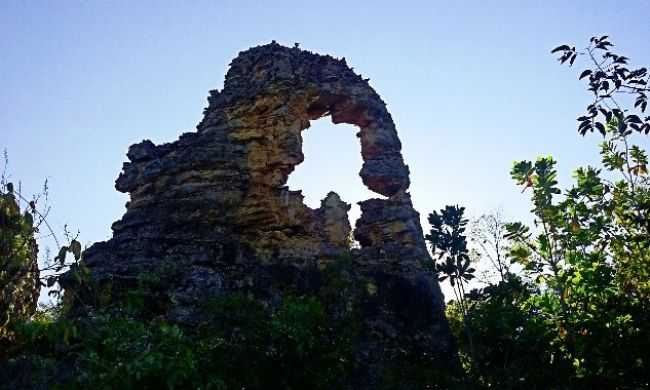 PEDRA FURADA EM SANTANA DO PIAU- UM DOS PONTOS TURSTICOS MAIS VISITADO DA REGIO - POR ADRGIO DE SOUSA ROCHA - SANTANA DO PIAU - PI