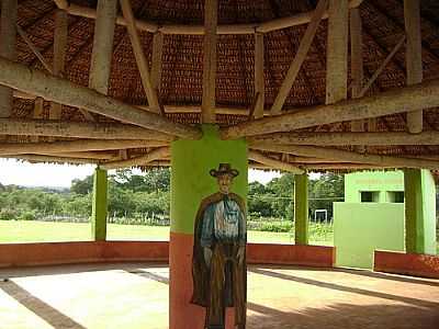 MONUMENTO AO VAQUEIRO-FOTO:CABRAL LOPES  - SO FRANCISCO DO PIAU - PI