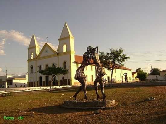 MONUMENTO NA PRAA DA MATRIZ EM SO JOO DO PIAU-PI-FOTO:CABRAL LOPES - SO JOO DO PIAU - PI