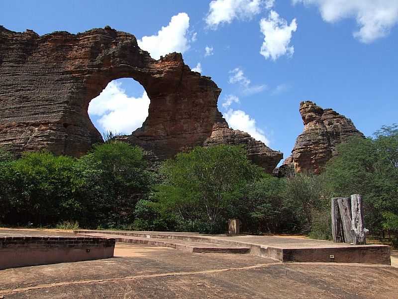 SO RAIMUNDO NONATO-PI-PEDRA FURADA NA SERRA DA CAPIVARA-FOTO:EDILSON MORAIS BRITO  - SO RAIMUNDO NONATO - PI