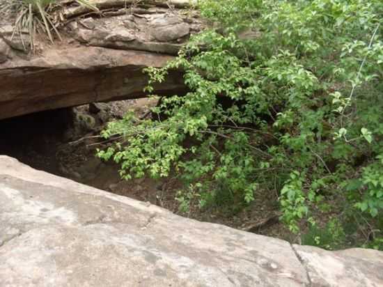 CAVERNA FURNAS DOS MOCEGOS NA MANGABEIRA DOS ALVES, POR ANTONIO - TANQUE DO PIAU - PI