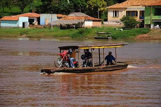 BALSA NO RIO PARNABA E A ORLA DE URUU-PI-FOTO:GUILHERMEFLORIANI - URUU - PI