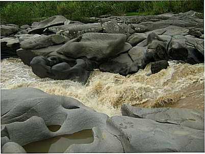 VARADOURO ESSE LUGAR  BEM MISTERIOSO...MUITOS DIZEM QUE AQUI FOI GRAVADO ALGUMAS CENAS DO FILME LA MARCA, POR KIKO DO VAV - ADRIANPOLIS - PR