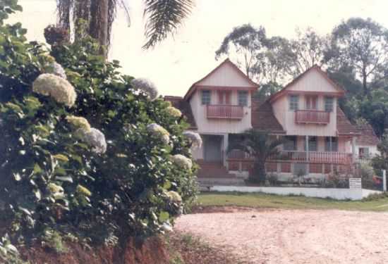 CASA PORTUGUESA HOJE DE PROPRIEDADE DA FAMLIA TREVISAN- CIRCUITO DO TURISMO RURAL, POR PEDRO MARTIM KOKUSZKA - ALMIRANTE TAMANDAR - PR