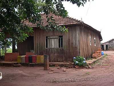CASA VELHA POR AILTON L GOUVEIA - NGULO - PR