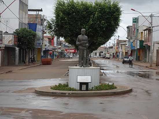 ESTTUA EM HOMENAGEM AO ESCRITOR NA AV.RUI BARBOSA EM EUCLIDES DA CUNHA-BA-FOTO:CARLOS AMORIM DIVULG - EUCLIDES DA CUNHA - BA