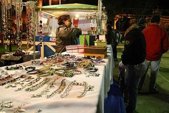 BARRACA DE ARTESANATO NA FEIRA DO PRODUTOR EM CAETANO MENDES-PR-FOTO:CHRISTIAN CAMARGO E GIL FOCHEZATTO - CAETANO MENDES - PR