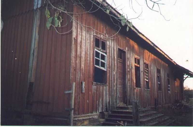 CALGERAS-PR-ANTIGA ESTAO FERROVIRIA, EM 1998-FOTO DO ACERVO DA ABPF - CALGERAS - PR