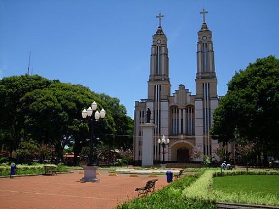 IGREJA MATRIZ DE SO JOS EM CAMPO MOURO-FOTO:R CARDOSO - CAMPO MOURO - PR