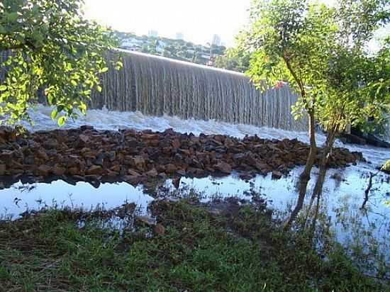 QUEDA DGUA NO PARQUE EM CAMPO MOURO-FOTO:LINDINHA RODRIGUES - CAMPO MOURO - PR