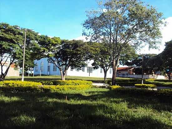 PRAA DA IGREJA EM CARBONERA-FOTO:IVO RAZABONI - CARBONERA - PR