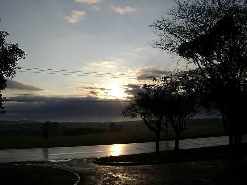 CASCAVEL-PR-AMANHECENDO-FOTO:ARTEMIO CLIDES KARPINSKI - CASCAVEL - PR