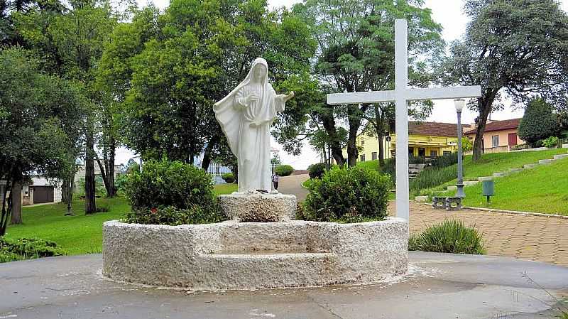 CASTRO-PR-MONUMENTO NA PRAA INDALCIO DE MACEDO-FOTO:RICARDO MERCADANTE - CASTRO - PR