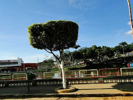 GANDU-BA-PRAA E O RIO NO CENTRO DA CIDADE-FOTO:CAIO GRACO MACHADO - GANDU - BA