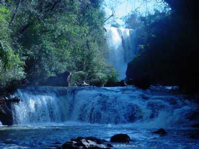 CACHOEIRA BONANZA FICA A 6 KM DA SEDE DO MUNICPIO E O ACESSO  FCIL POR ESTRADA COM CALAMENTO DE PEDRAS., POR ZENILDA (DIRETORA DO DEPTO DE TURISMO DO MUNICPIO) - CORBLIA - PR