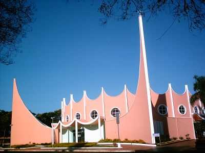 A IGREJA MATRIZ SO JUDAS TADEU FOI CONSTRUDA EM FORMA DE UMA COROA., POR ZENILDA (DIRETORA DO DEPARTAMENTO DE TURISMO DO MUNICPIO) - CORBLIA - PR