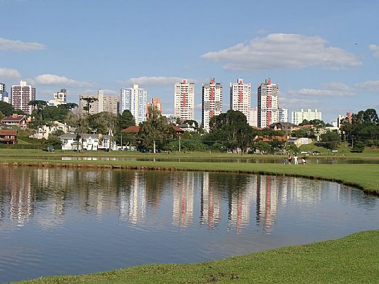 CURITIBA-PR-LAGO DO PARQUE BARIGUÃ COM A CIDADE AO FUNDO-FOTO:PAULO YUJI TAKARADA - CURITIBA - PR