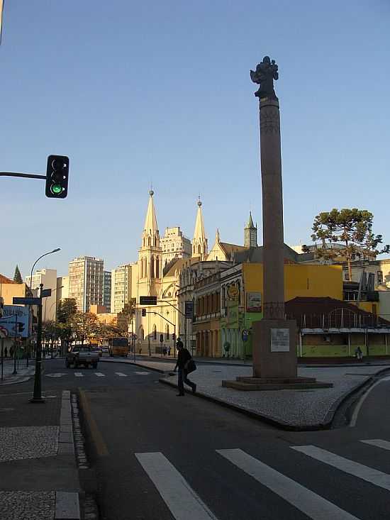 CURITIBA-PR-MONUMENTO NA RUA BARO DO SERRO AZUL-FOTO:PAULO YUJI TAKARADA - CURITIBA - PR