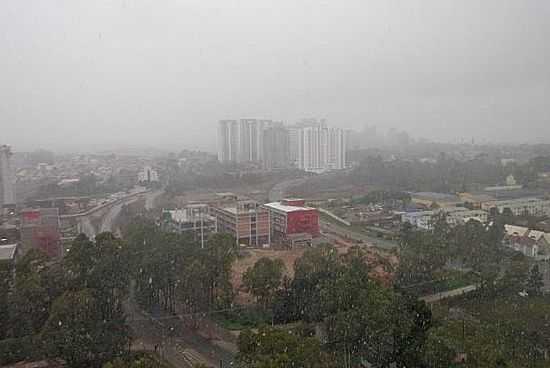 NEVE CAINDO NO BAIRRO ECOVILLE DIA 24/07/2013 EM CURITIBA-PR-FOTOPAULO R. SCHMITKE/VOC MANDA/UOL - CURITIBA - PR