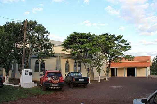 ESTACIONAMENTO DA IGREJA NO DISTRITO DE DOIS IRMOS-FOTO:RICARDO MERCADANTE - DOIS IRMOS - PR