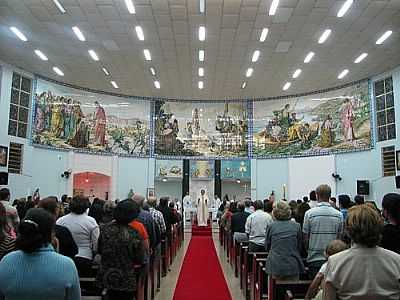 INTERIOR DA IGREJA DE SO PEDRO APSTOLO-FOTO:SPIDERNIGHT_SOMELUZ  - DOUTOR CAMARGO - PR