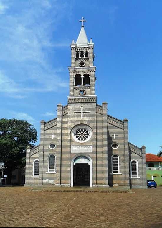 IMAGEM FRONTAL DA IGREJA MATRIZ DE FLORESTPOLIS-PR-FOTO:CESAR.ALEXANDRE.FERN - FLORESTPOLIS - PR