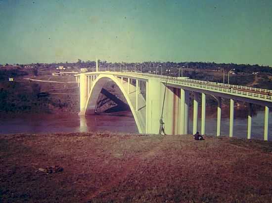 PONTE DA AMIZADE EM 1972 DE FOZ DO  IGUAU-PR-FOTO:SERNEIVA - FOZ DO IGUAU - PR