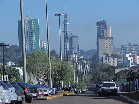 AV.JLIO ASSIS CAVALHEIRO NO CENTRO DE FRANCISCO BELTRO-PR-FOTO:RICARDO MERCADANTE - FRANCISCO BELTRO - PR