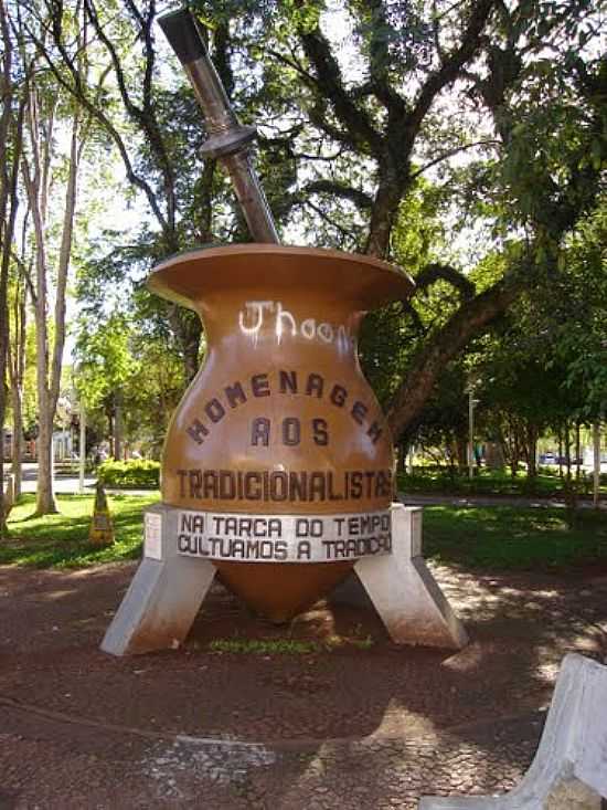 FRANCISCO BELTRO-PR-MONUMENTO AOS TRADICIONALISTAS NA PRAA CENTRAL-FOTO:RENATO VIANA ALBARRA - FRANCISCO BELTRO - PR